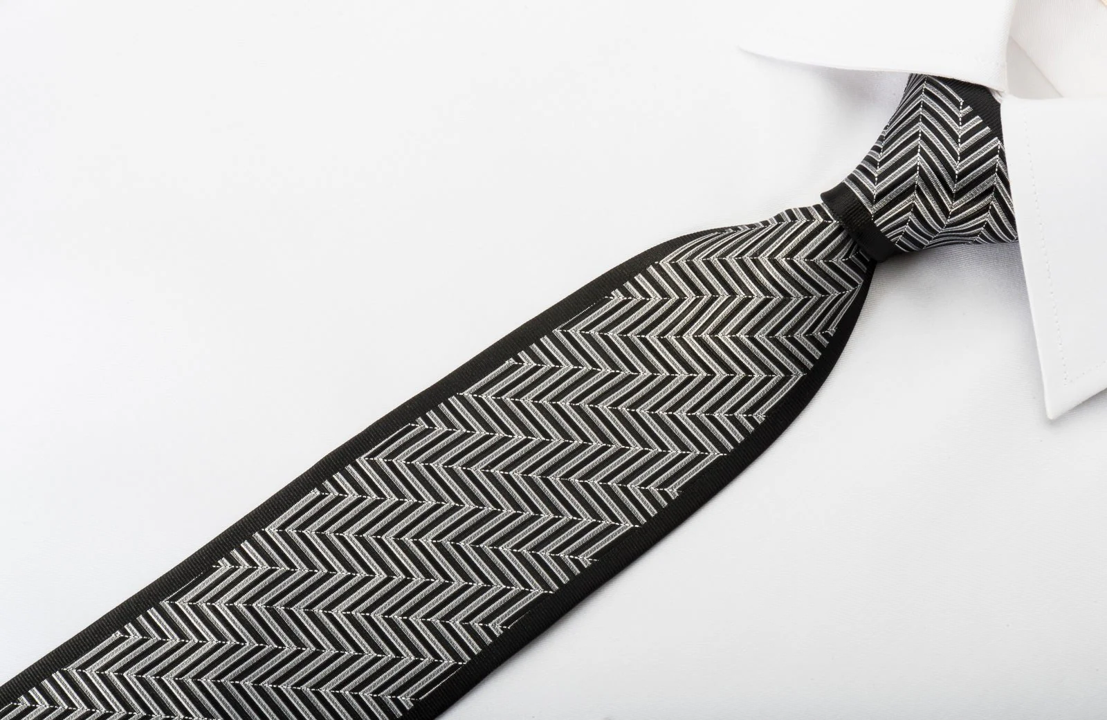 Daniel Skinny Necktie Silver Zig Zags On Black With Sparkles - Image 3