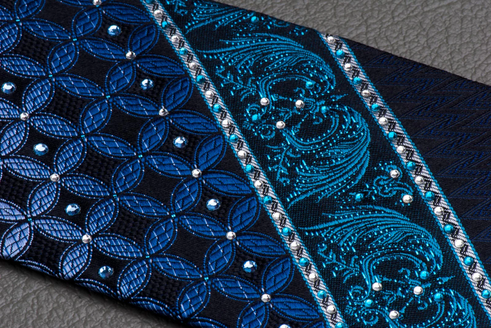 Men's Rhinestone Silk Necktie Interlocking Circles On Dark Blue - Image 6