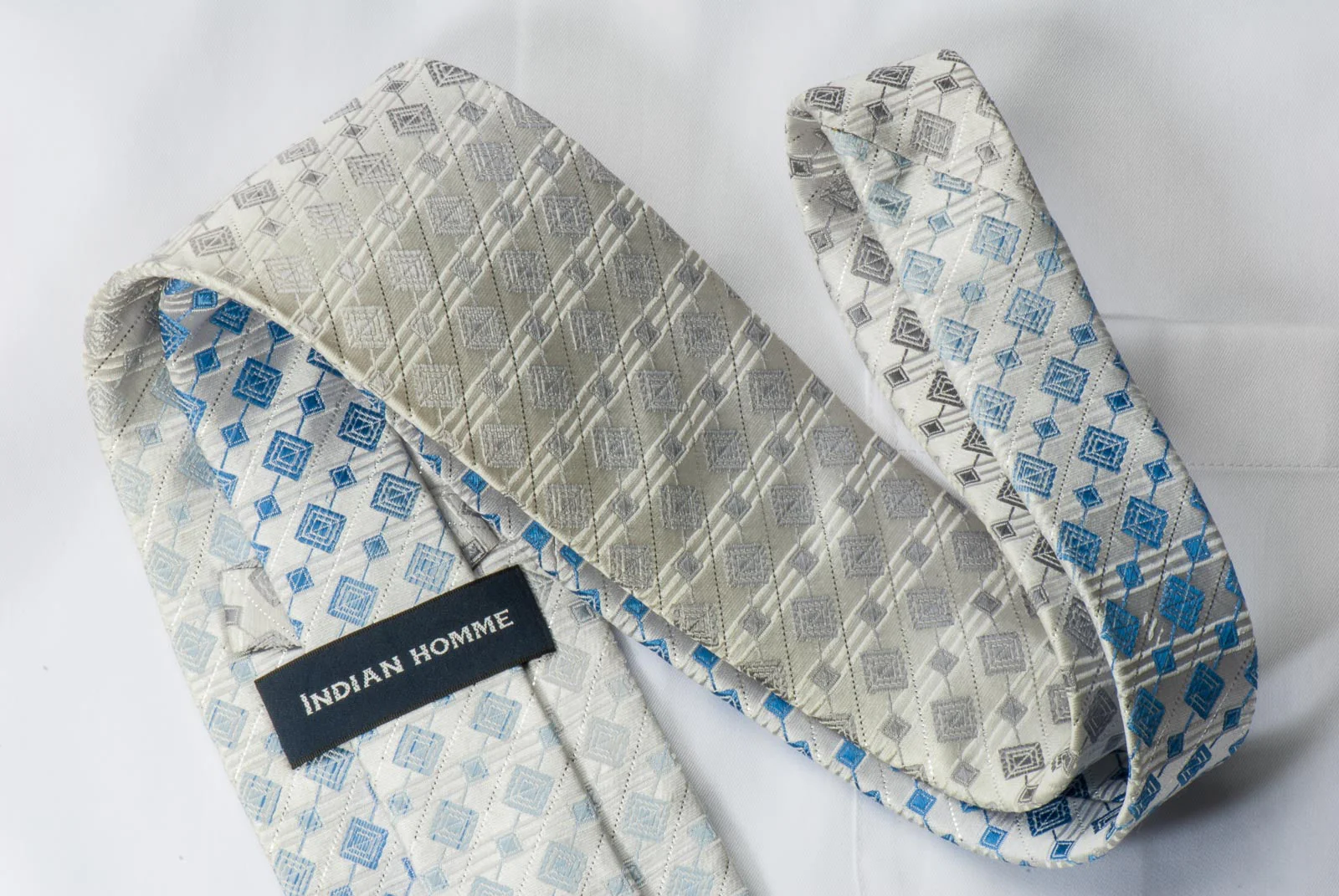 Indian Homme Rhinestone Necktie Blue Geometric Design On White With Sparkles - Image 4