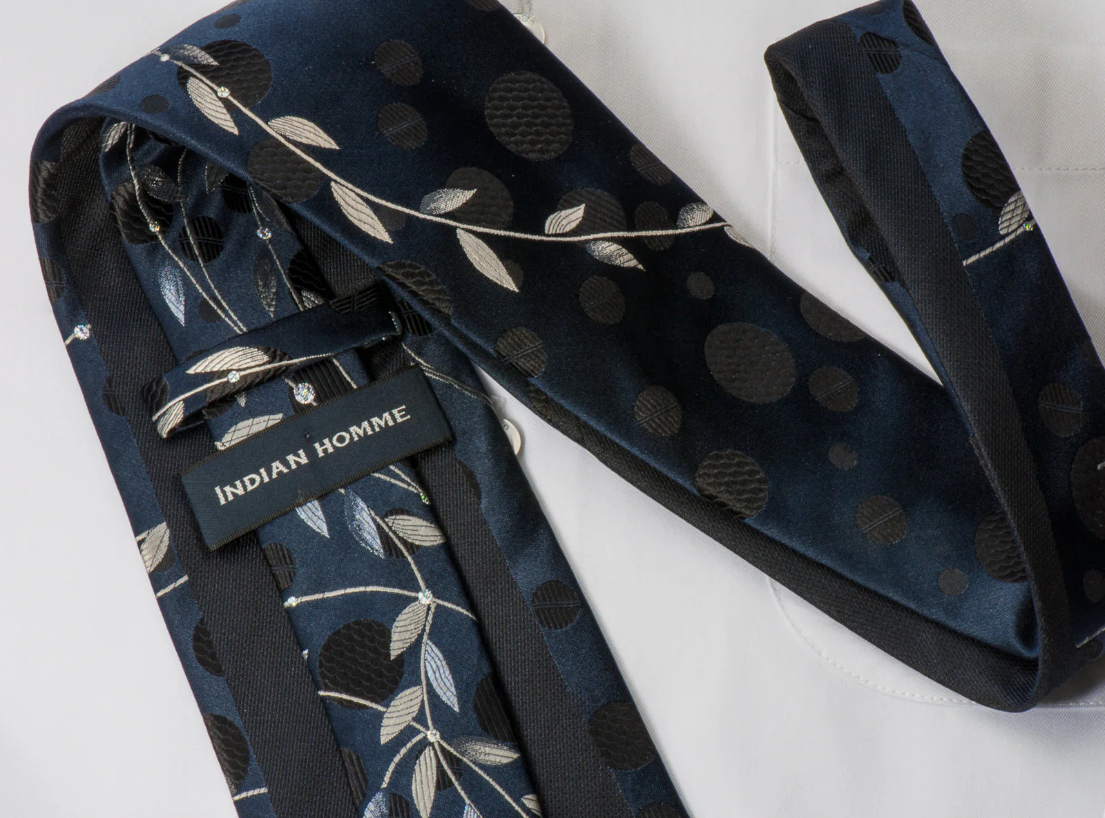 Indian Homme Rhinestone Necktie Silver Scroll Leaves On Navy Blue With Silver Sparkles - Image 3