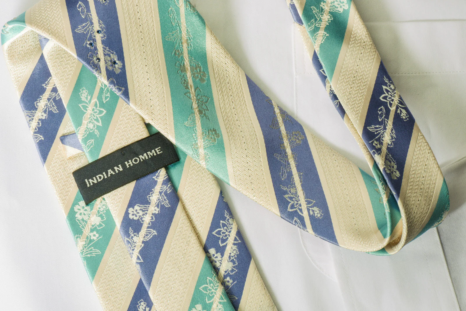 Indian Homme Rhinestone Necktie Turquoise Striped On Cream With Silver Sparkles - Image 3
