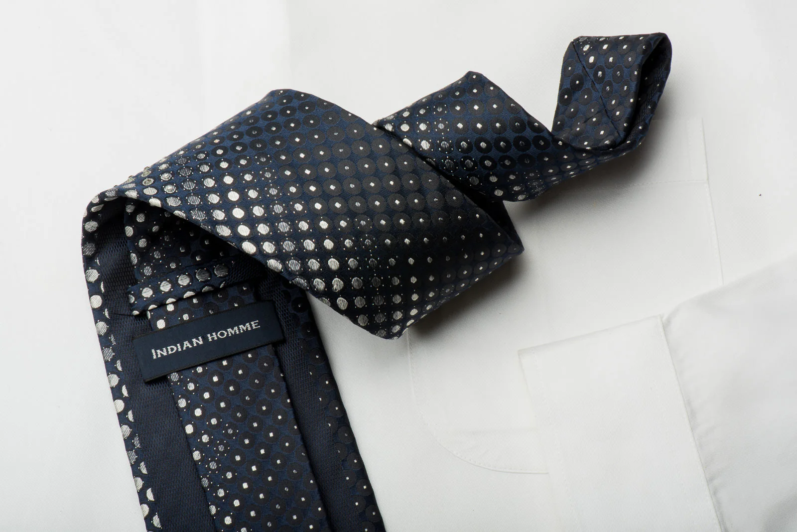 Indian Homme Rhinestone Silk Necktie Geometric Circles On Navy With Silver Sparkles - Image 5