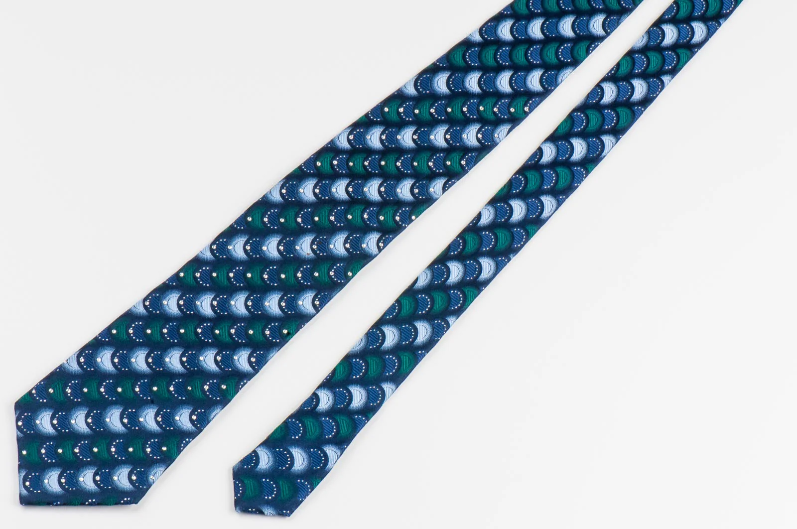 Indian Homme Silk Rhinestone Necktie Overlapping Circles On Blue With Silver Sparkles - Image 7