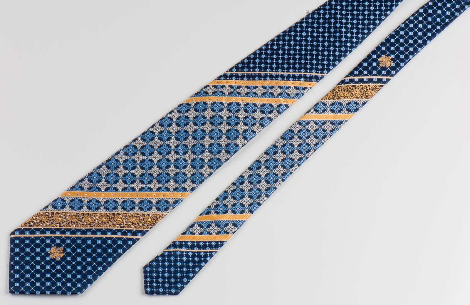 Renoma Gorgeous Men's Woven Silk Rhinestone Tie Blue Geometrc With Golden Stripes - Image 3