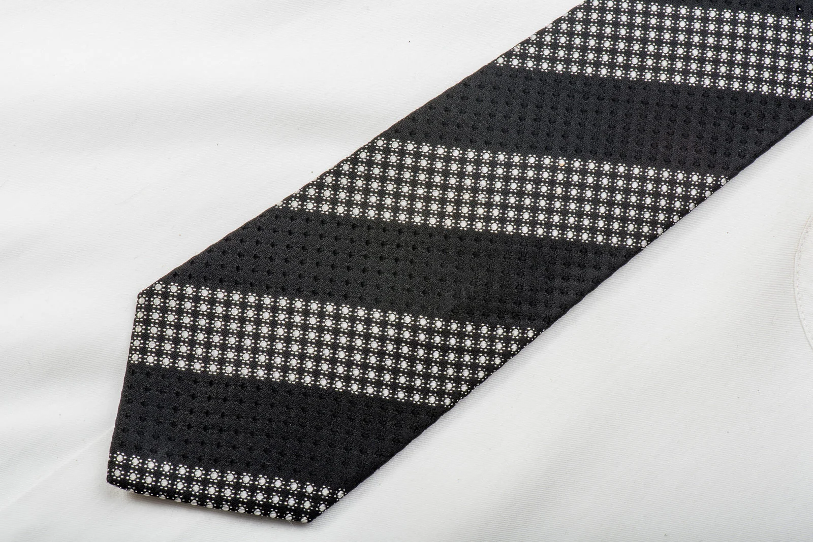 Roberto Comocino Men's Silk Skinny Tie Silver Dot Stripes On Black With Silver Sparkles - Image 5